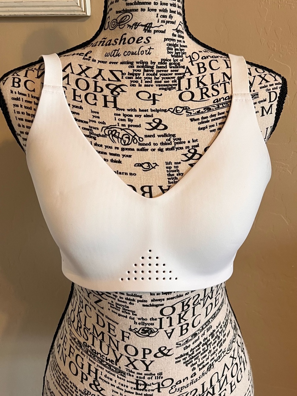 Victoria's Secret VSX Featherweight V-neck White Seamless Wireless Bra